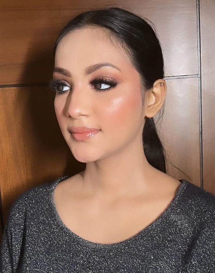 آرایش طبیعی با اکلیل (Natural Makeup Look With Glitter)