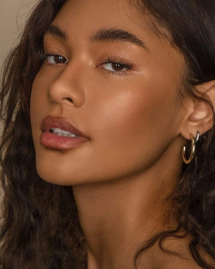 آرایش طبیعی برای پوست برنزه (Natural Makeup Looks For Tan Skin)