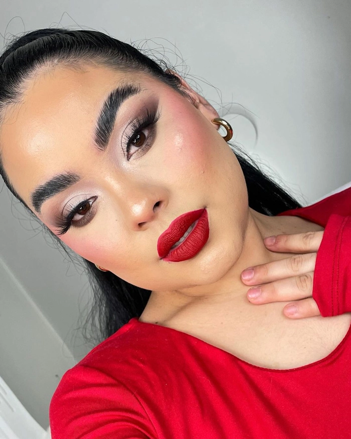 آرایش ملایم با رژ قرمز (Soft Glam Makeup With Red Lipstick)
