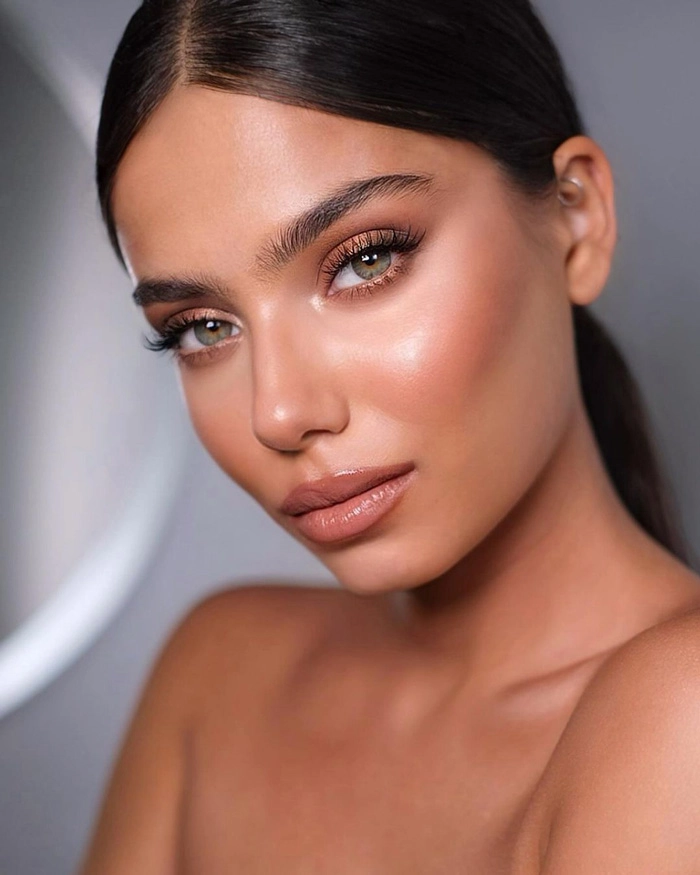 آرایش ملایم گرم (Warm Soft Glam Look)