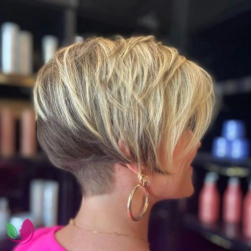 پیکسی مخروطی بلوند با آندرکات قهوهای (Blonde Tapered Pixie with Brown Undercut)
