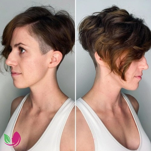 پیکسی لایهای با چتری بلند کناری (Thick Layered Pixie with Long Side Bangs)