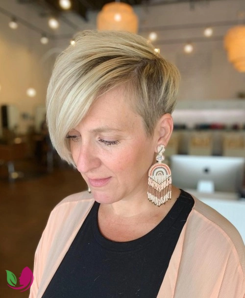 پیکسی بلوند با چتری کناری (Cute Blonde Pixie with Side-Swept Bangs)