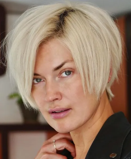 19. پیکسی باب خردشده با فرق کنار (Choppy Side-Parted Bixie)