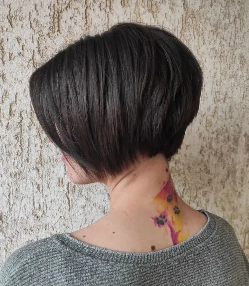 23. پیکسی باب کوتاه زاویهدار (Angled Short Stacked Bob)
