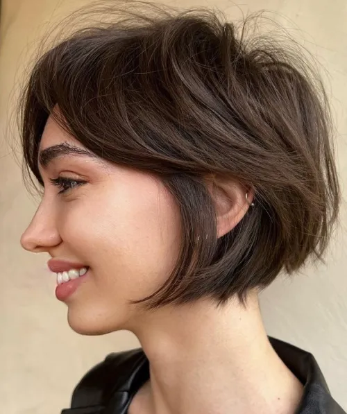 3. پیکسی بلند و بههمریخته (Long and Tousled Haircut)